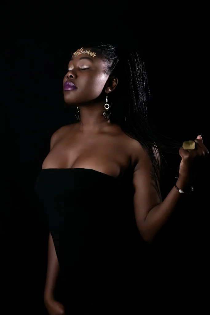 photographe de portrait à mormant, photo sur fond noir, photo de femme noire