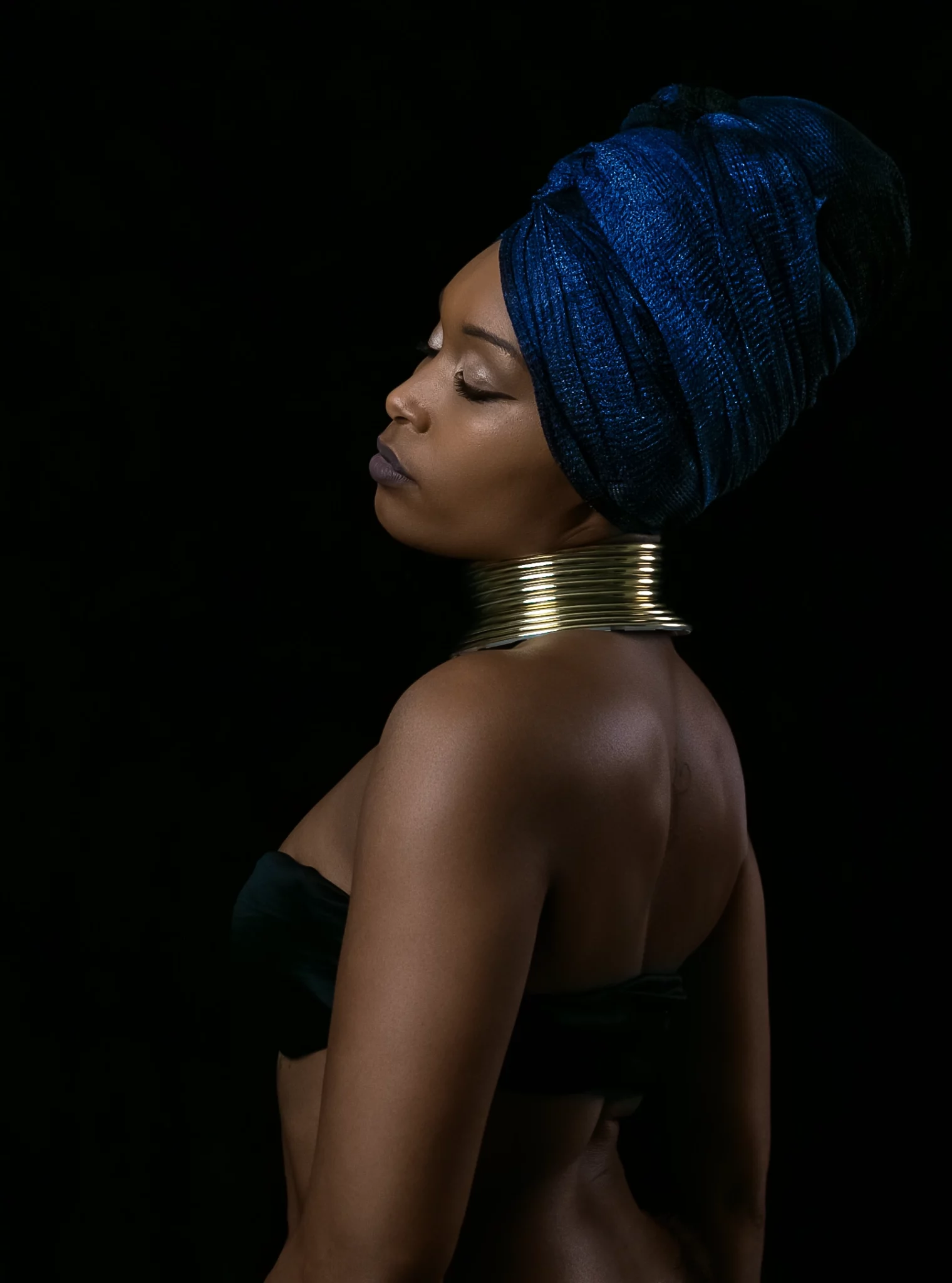 shooting photo studio femme noire sur un fond noir